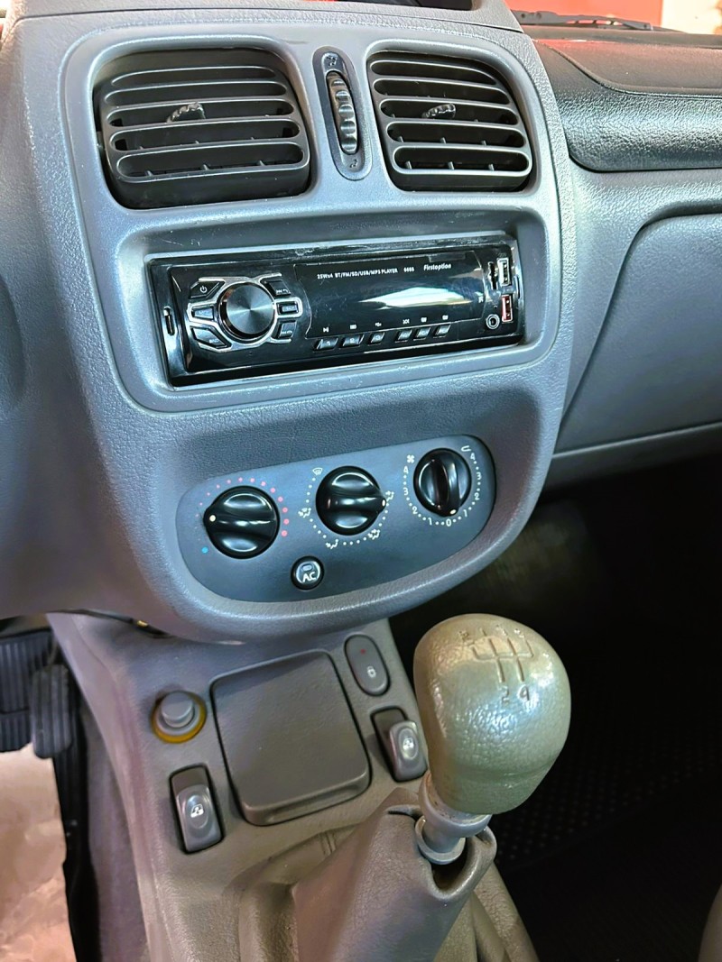 CLIO 1.0 PRIVILÉGE SEDAN 16V FLEX 4P MANUAL - 2002 - SãO SEBASTIãO DO CAí