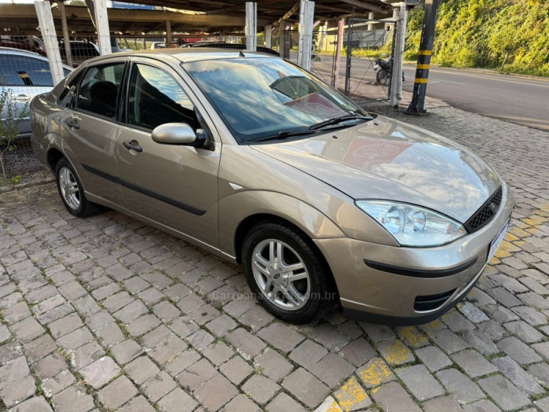 FOCUS 2.0 GLX SEDAN 16V GASOLINA 4P MANUAL - 2005 - FARROUPILHA