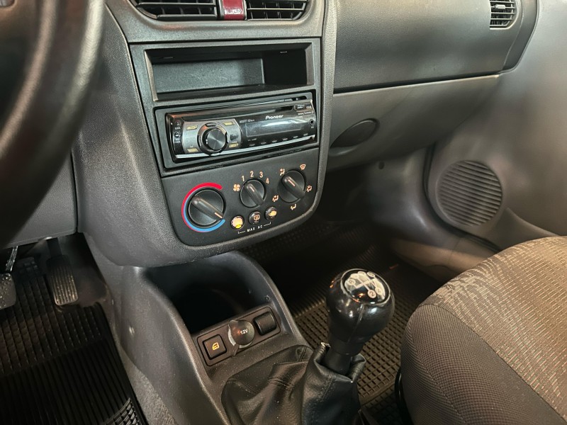 CORSA 1.0 MPFI PREMIUM 8V GASOLINA 4P MANUAL - 2005 - CAXIAS DO SUL