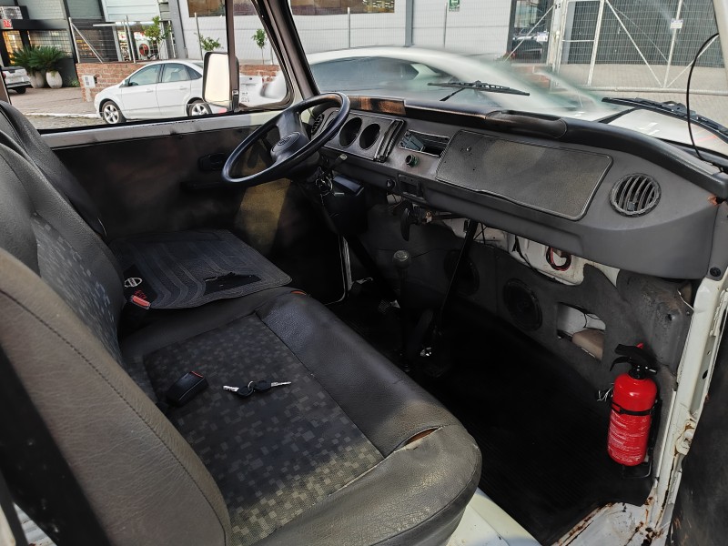 KOMBI 1.6 MI STD ESCOLAR 8V GASOLINA 3P MANUAL - 2000 - FARROUPILHA