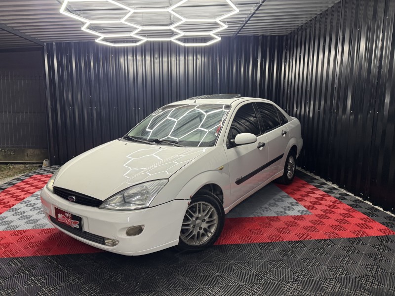 FOCUS 2.0 GHIA SEDAN 16V GASOLINA 4P MANUAL - 2001 - CAXIAS DO SUL
