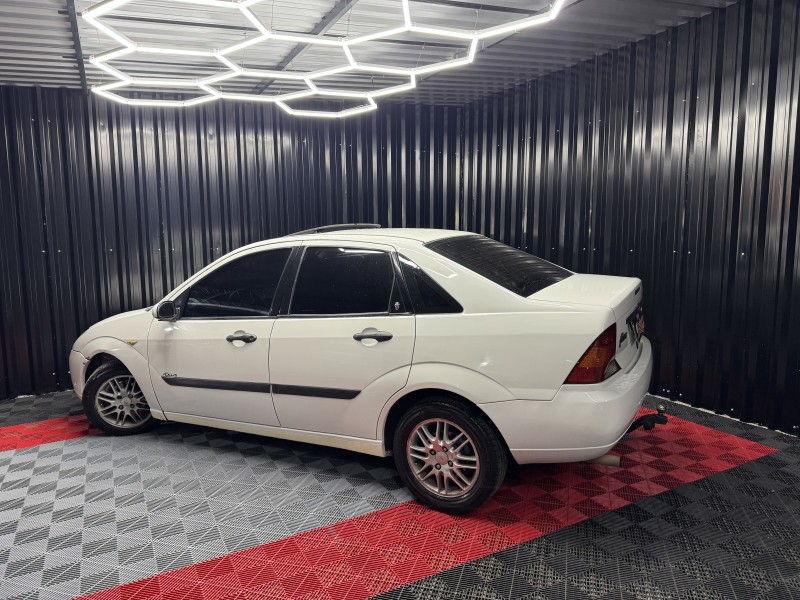 FOCUS 2.0 GHIA SEDAN 16V GASOLINA 4P MANUAL - 2001 - CAXIAS DO SUL