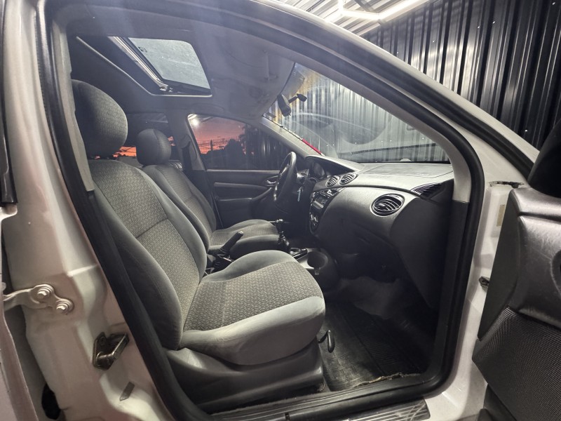 FOCUS 2.0 GHIA SEDAN 16V GASOLINA 4P MANUAL - 2001 - CAXIAS DO SUL