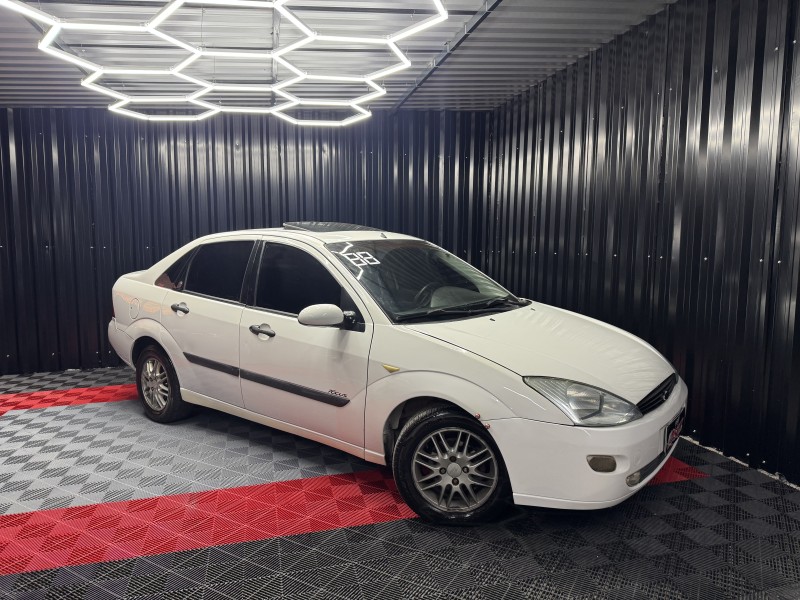 FOCUS 2.0 GHIA SEDAN 16V GASOLINA 4P MANUAL - 2001 - CAXIAS DO SUL