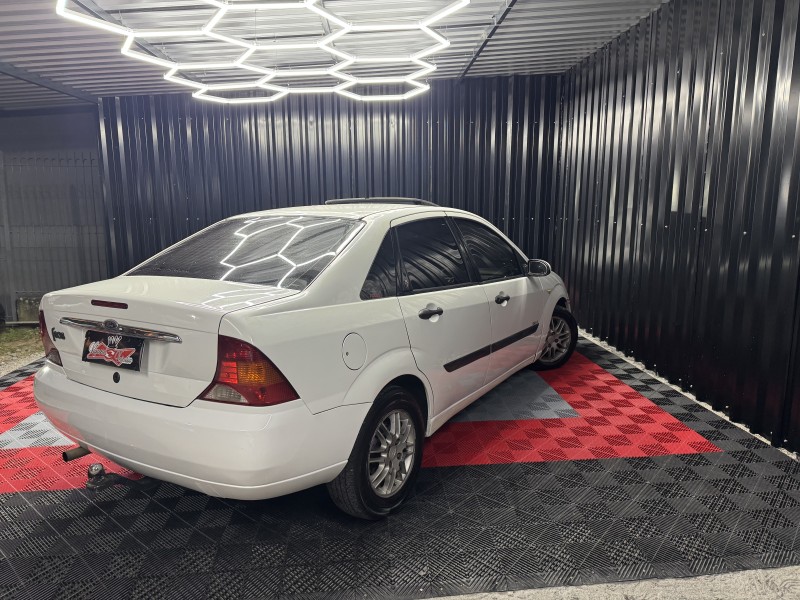 FOCUS 2.0 GHIA SEDAN 16V GASOLINA 4P MANUAL - 2001 - CAXIAS DO SUL