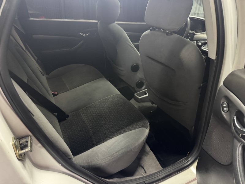 FOCUS 2.0 GHIA SEDAN 16V GASOLINA 4P MANUAL - 2001 - CAXIAS DO SUL