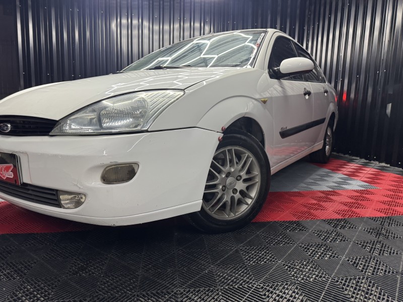 FOCUS 2.0 GHIA SEDAN 16V GASOLINA 4P MANUAL - 2001 - CAXIAS DO SUL