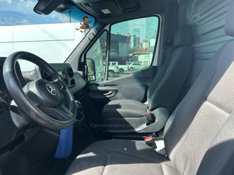 SPRINTER 2.2 FURGÃO 416 LONGO TETO ALTO DIESEL 3P MANUAL - 2022 - FARROUPILHA