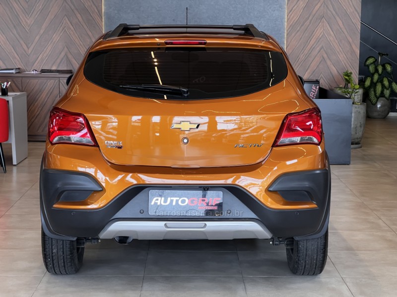 ONIX 1.4 MPFI ACTIV 8V FLEX 4P MANUAL - 2017 - CAMPO BOM