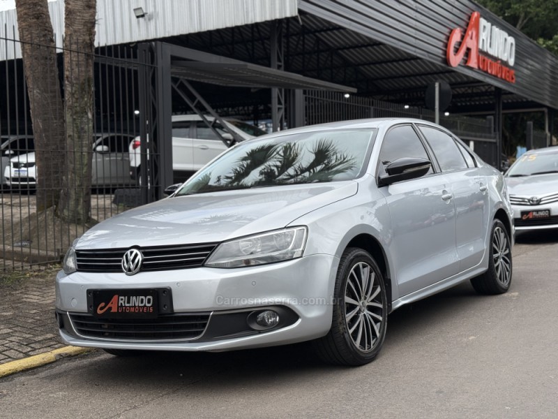 JETTA 2.0 TSI HIGHLINE 200CV GASOLINA 4P TIPTRONIC - 2012 - PAROBé