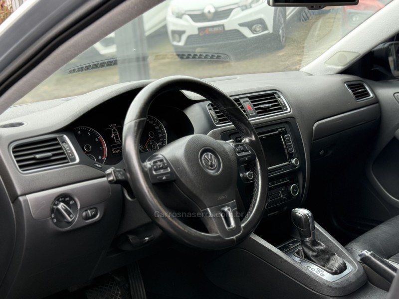 JETTA 2.0 TSI HIGHLINE 200CV GASOLINA 4P TIPTRONIC - 2012 - PAROBé