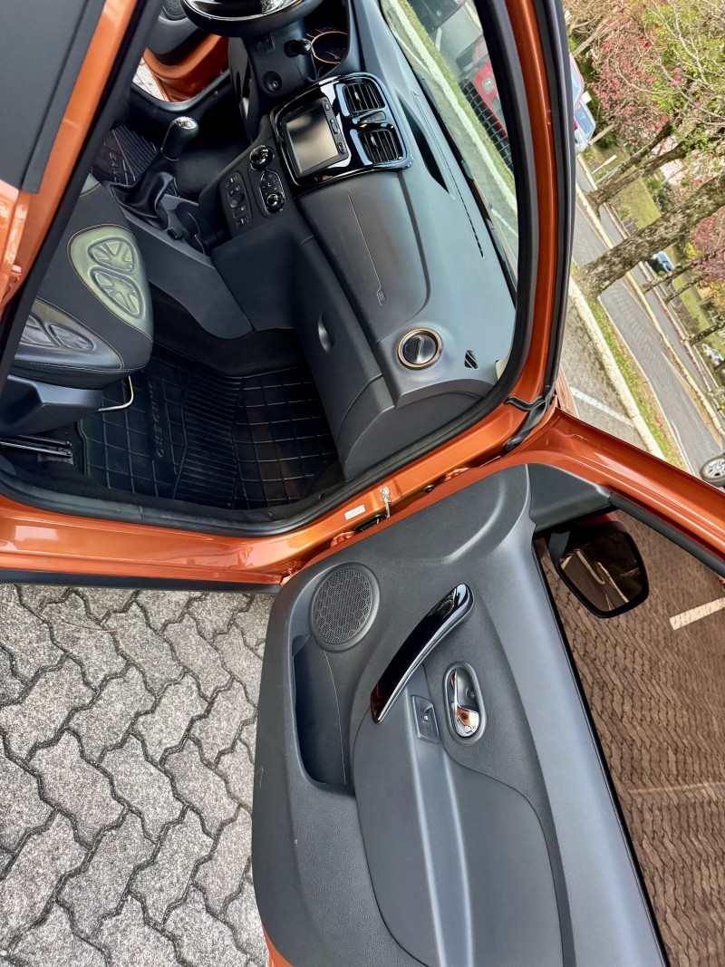 SANDERO 1.6 STEPWAY 8V FLEX 4P MANUAL - 2016 - CAXIAS DO SUL