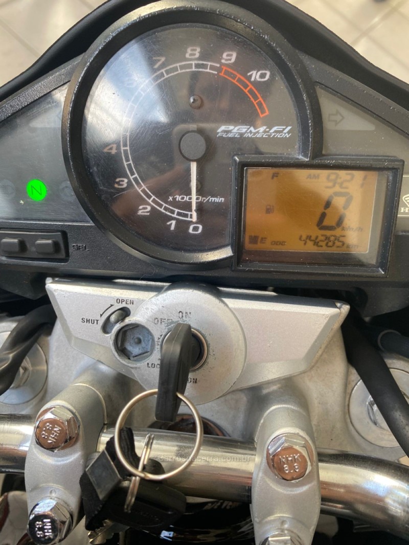 CB 300R  - 2015 - LAJEADO