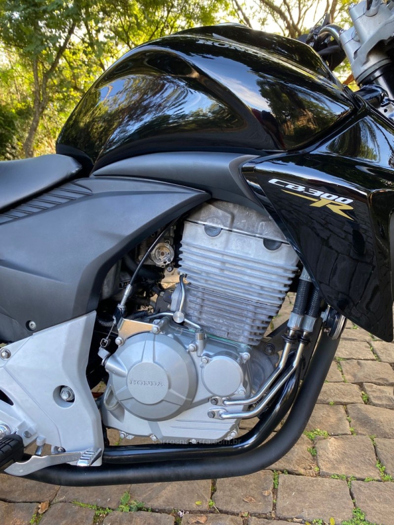 CB 300R  - 2015 - LAJEADO