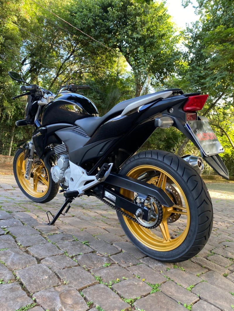 CB 300R  - 2015 - LAJEADO