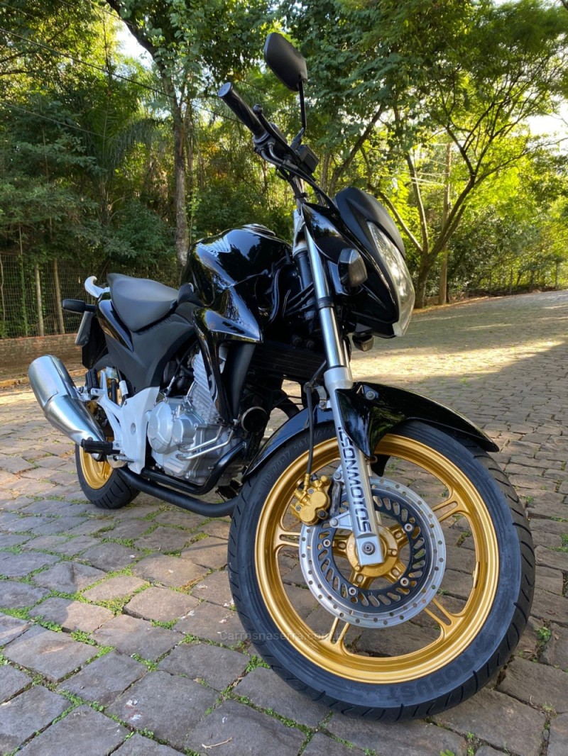 CB 300R  - 2015 - LAJEADO