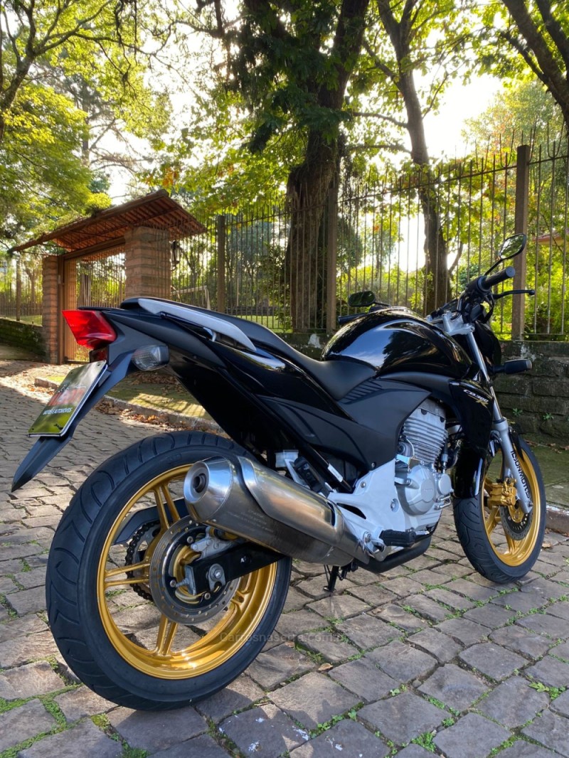 CB 300R  - 2015 - LAJEADO