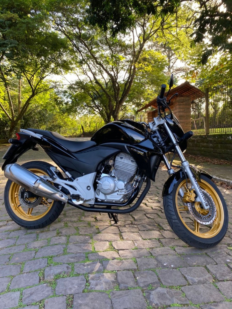 CB 300R  - 2015 - LAJEADO