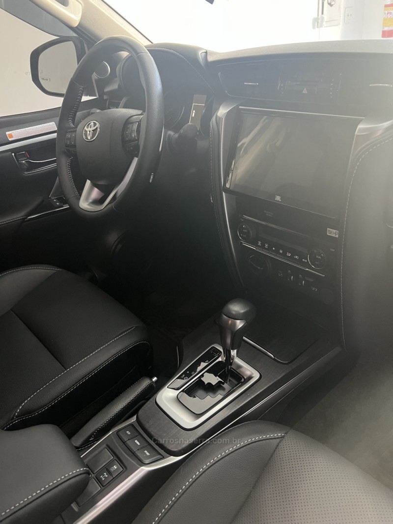 HILUX SW4 2.8 4X4 SRX PLATINUM TURBO 7 LUGARES DIESEL 4P AUTOMÁTICO - 2024 - BENTO GONçALVES