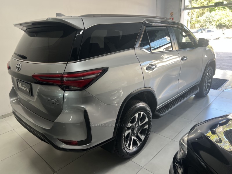 HILUX SW4 2.8 4X4 SRX PLATINUM TURBO 7 LUGARES DIESEL 4P AUTOMÁTICO - 2024 - BENTO GONçALVES