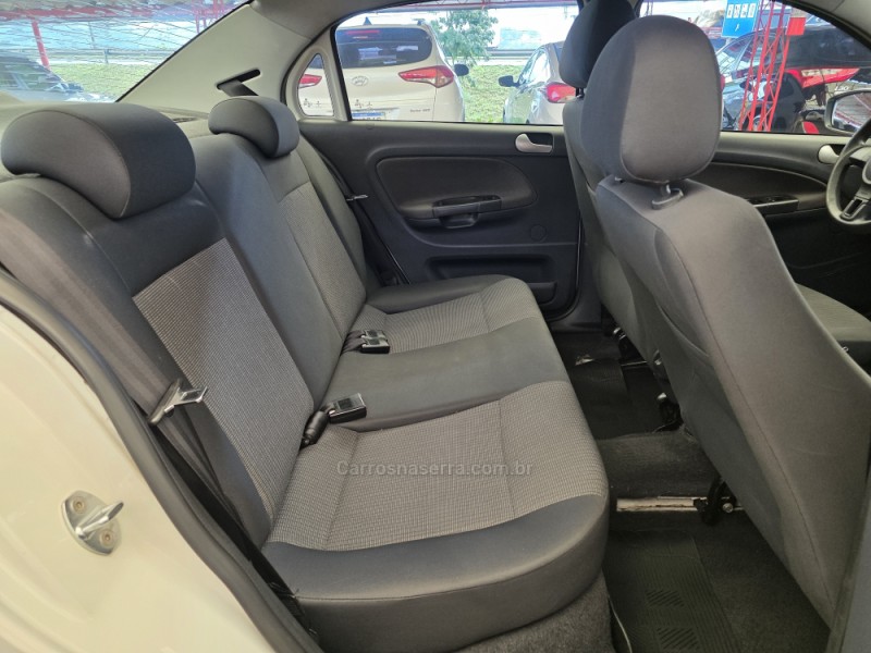 VOYAGE 1.6 MI TRENDLINE 8V FLEX 4P MANUAL - 2014 - SAPIRANGA