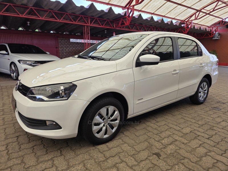 VOYAGE 1.6 MI TRENDLINE 8V FLEX 4P MANUAL - 2014 - SAPIRANGA