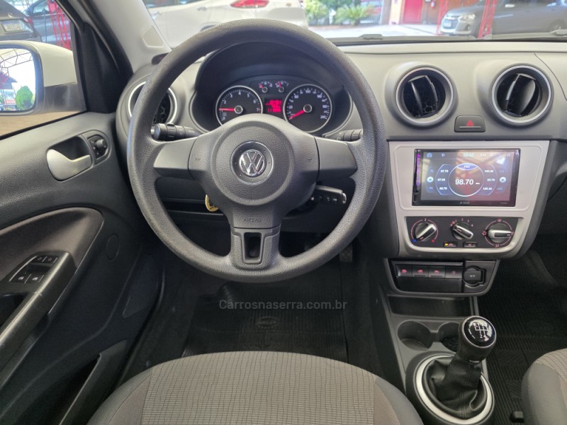 VOYAGE 1.6 MI TRENDLINE 8V FLEX 4P MANUAL - 2014 - SAPIRANGA