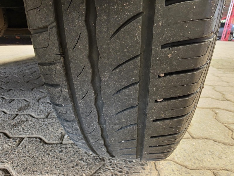 VOYAGE 1.6 MI TRENDLINE 8V FLEX 4P MANUAL - 2014 - SAPIRANGA