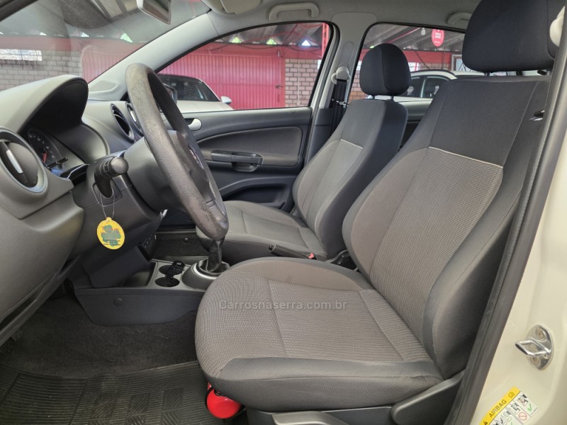 VOYAGE 1.6 MI TRENDLINE 8V FLEX 4P MANUAL - 2014 - SAPIRANGA