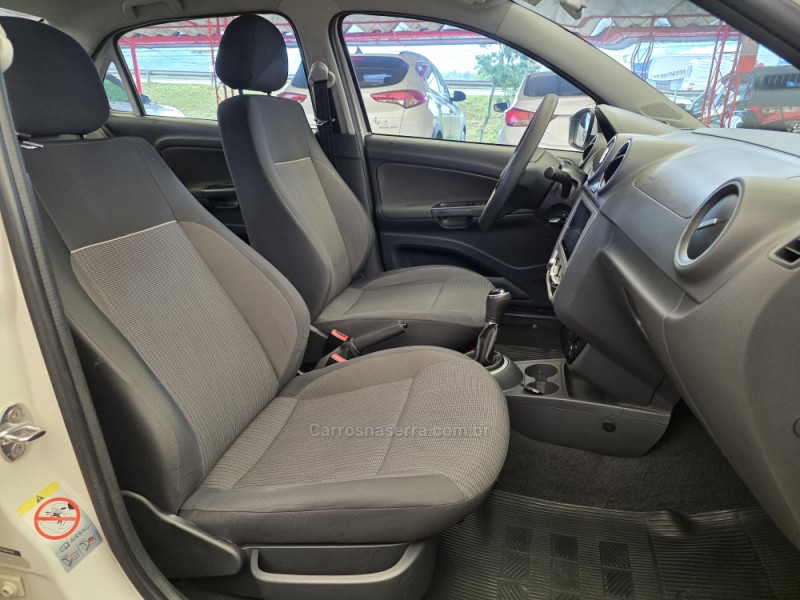 VOYAGE 1.6 MI TRENDLINE 8V FLEX 4P MANUAL - 2014 - SAPIRANGA