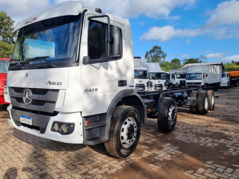 atego 2429 6x2 2013 portao