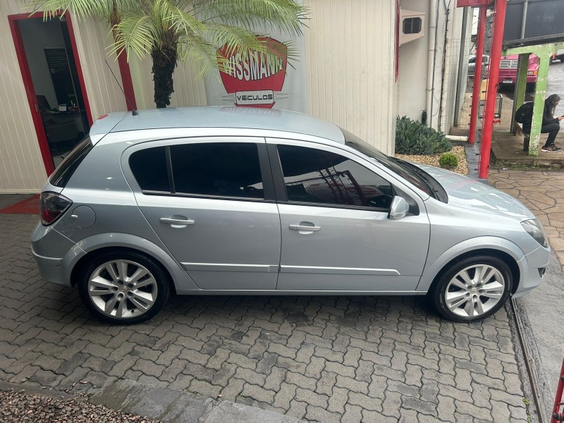 VECTRA 2.0 MPFI GT HATCH 8V FLEX 4P MANUAL - 2011 - TRêS COROAS