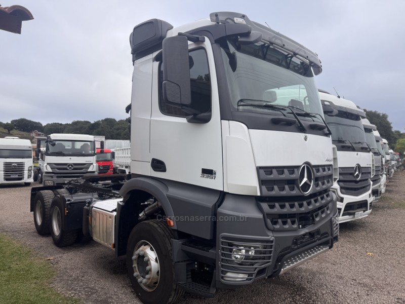 AROCS 3351 S 6X4 DIESEL 2P AUTOMÁTICO - 2024 - GARIBALDI