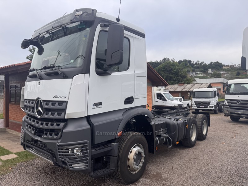 AROCS 3351 S 6X4 DIESEL 2P AUTOMÁTICO - 2024 - GARIBALDI