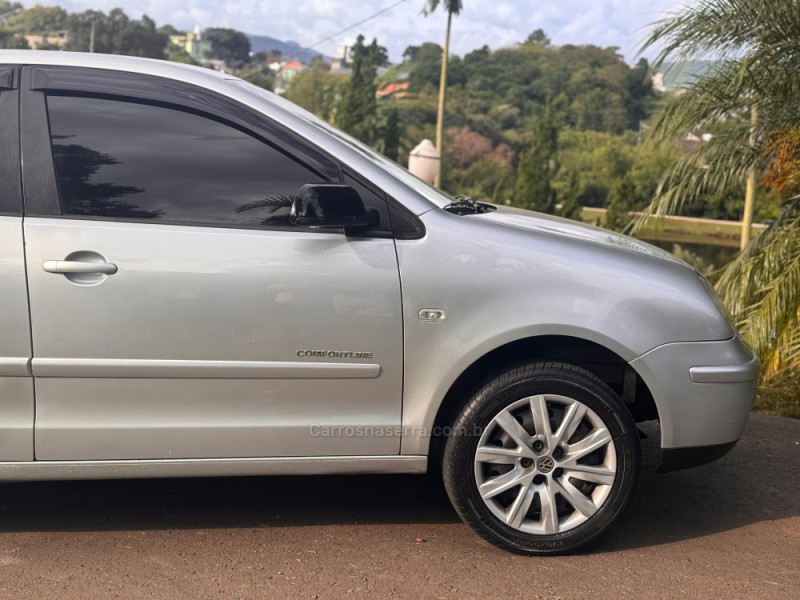 POLO SEDAN 1.6 MI COMFORTLINE 8V FLEX 4P MANUAL - 2003 - FELIZ