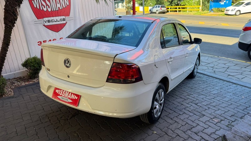 VOYAGE 1.0 MI 8V FLEX 4P MANUAL - 2010 - TRêS COROAS
