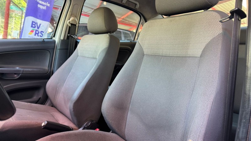 VOYAGE 1.0 MI 8V FLEX 4P MANUAL - 2010 - TRêS COROAS