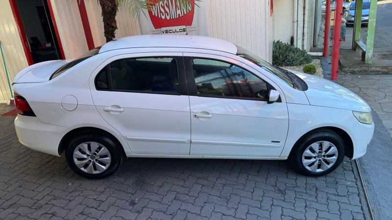 VOYAGE 1.0 MI 8V FLEX 4P MANUAL - 2010 - TRêS COROAS