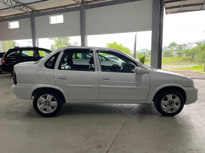 CORSA 1.6 MPFI CLASSIC SEDAN 8V GASOLINA 4P MANUAL - 2003 - BOM PRINCíPIO