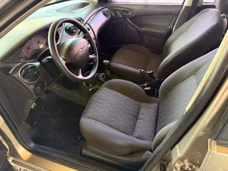 FOCUS 1.6 GL 8V GASOLINA 4P MANUAL - 2005 - FARROUPILHA