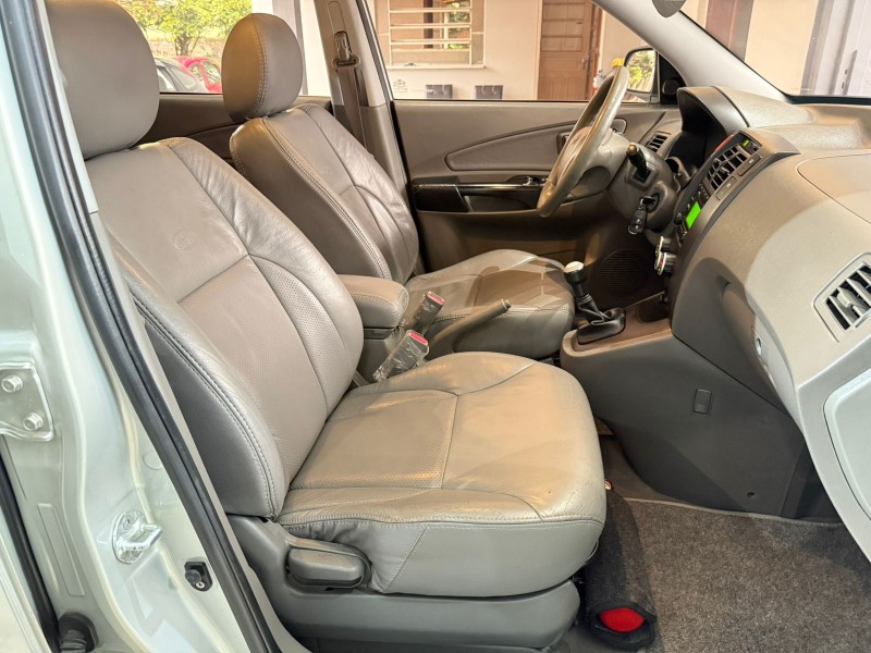 TUCSON 2.0 MPFI GL 16V 142CV 2WD GASOLINA 4P MANUAL - 2011 - FARROUPILHA
