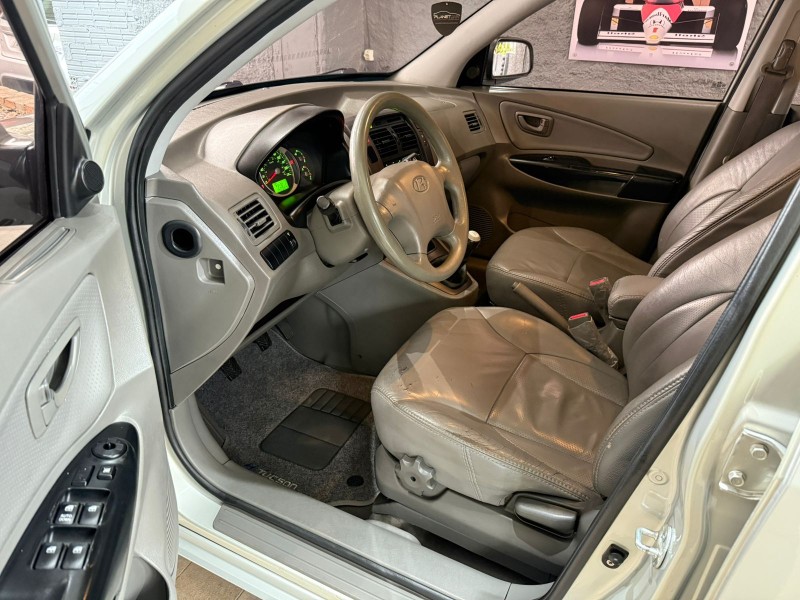 TUCSON 2.0 MPFI GL 16V 142CV 2WD GASOLINA 4P MANUAL - 2011 - FARROUPILHA