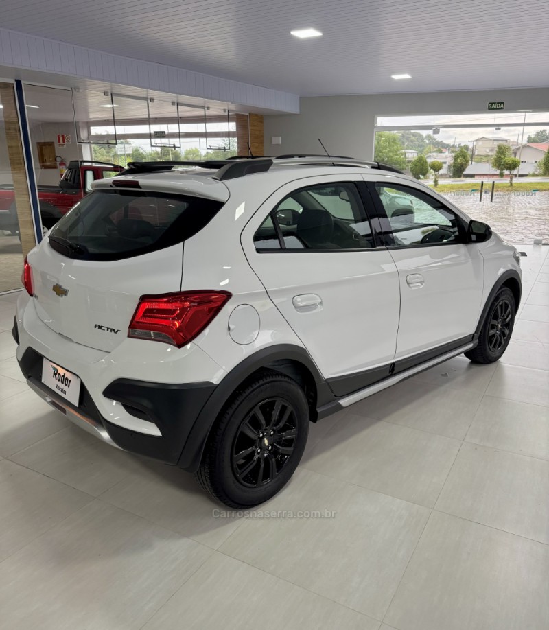 ONIX 1.4 MPFI ACTIV 8V FLEX 4P MANUAL - 2019 - VILA FLORES