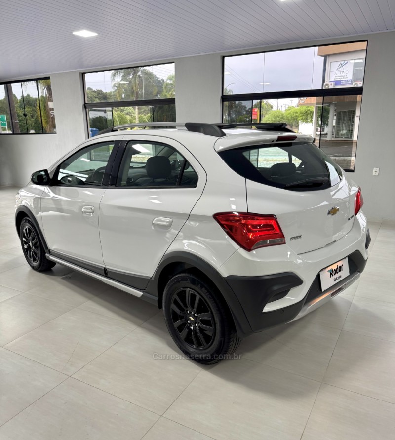 ONIX 1.4 MPFI ACTIV 8V FLEX 4P MANUAL - 2019 - VILA FLORES