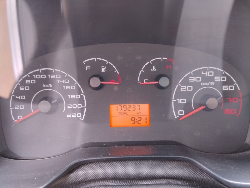 PUNTO 1.4 ATTRACTIVE 8V FLEX 4P MANUAL - 2011 - VACARIA