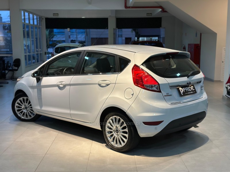 FIESTA 1.6 TITANIUM PLUS HATCH 16V FLEX 4P AUTOMÁTICO - 2016 - CAXIAS DO SUL