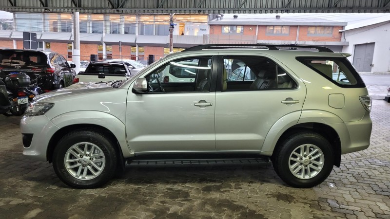 HILUX SW4 3.0 SRV 4X4 7 LUGARES 16V TURBO INTERCOOLER DIESEL 4P AUTOMÁTICO - 2014 - GARIBALDI
