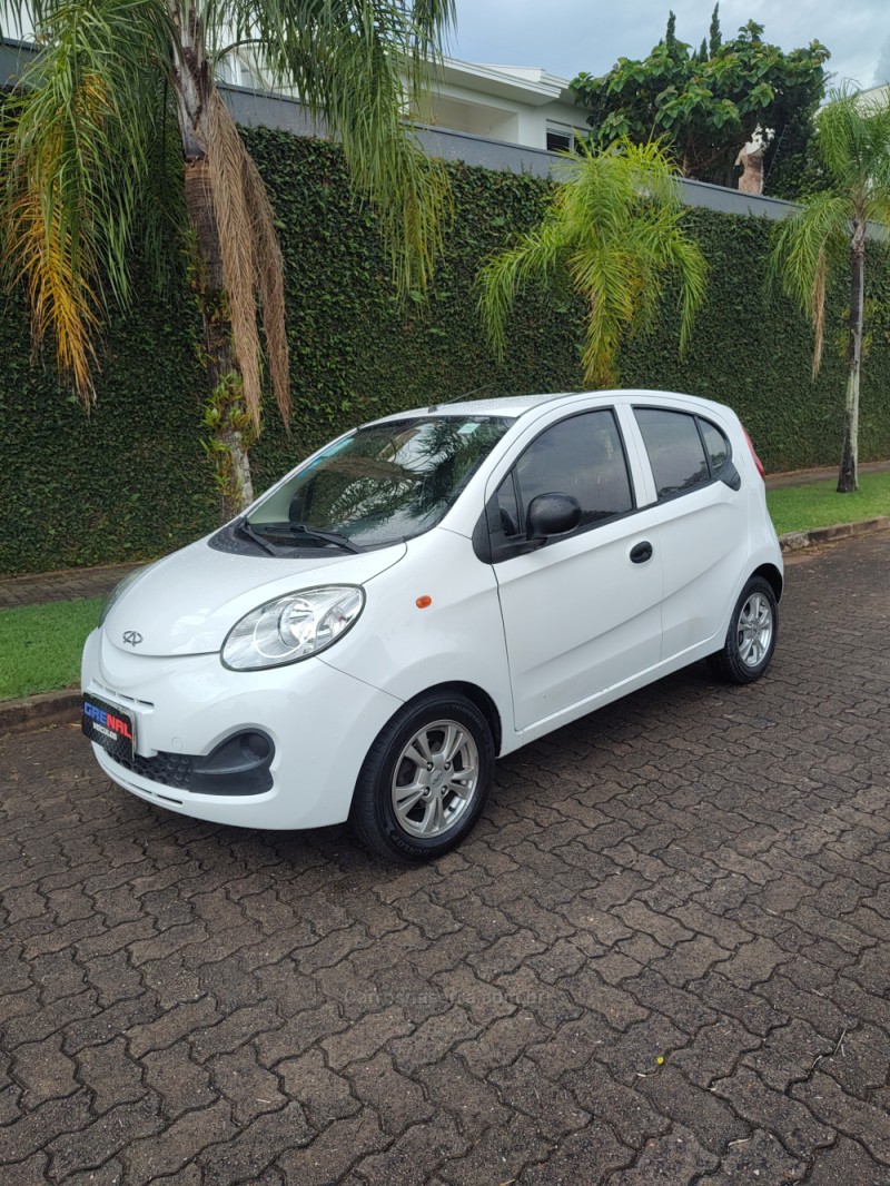 QQ 1.0 MPFI LOOK 12V GASOLINA 4P MANUAL - 2018 - CAMPO BOM