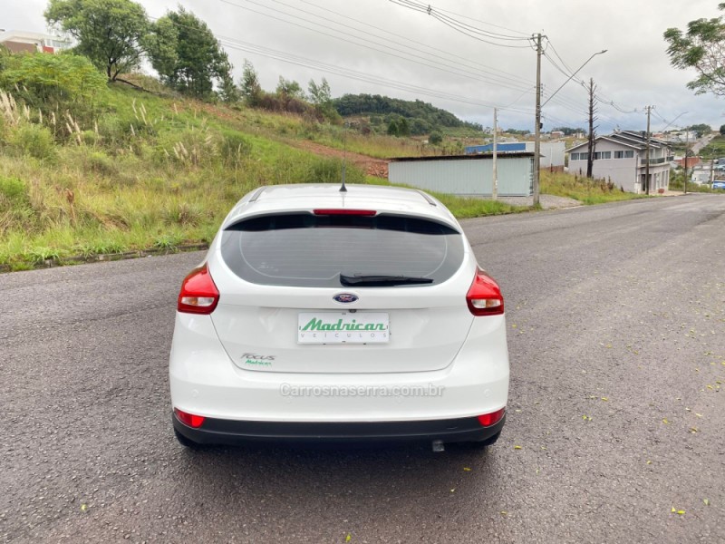 FOCUS 1.6 SE 8V FLEX 4P MANUAL - 2017 - FLORES DA CUNHA