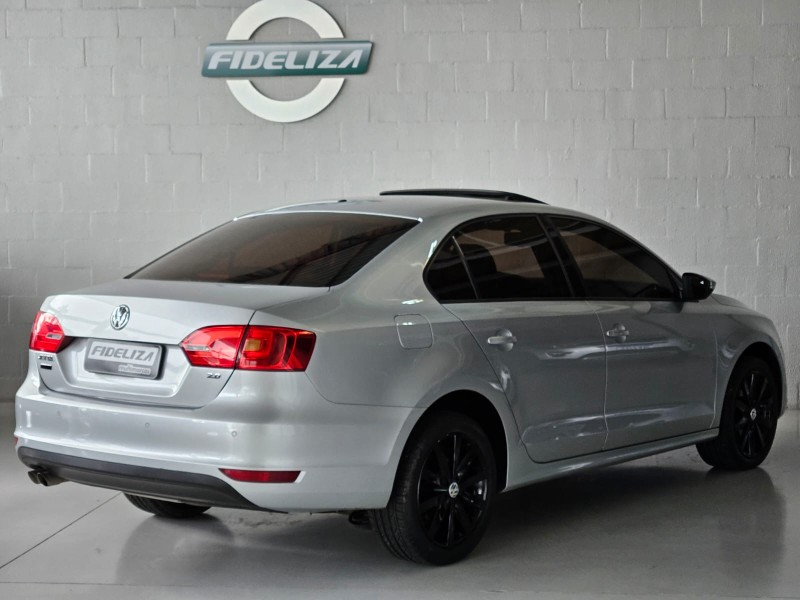 JETTA 2.0 COMFORTLINE FLEX 4P TIPTRONIC - 2011 - FARROUPILHA